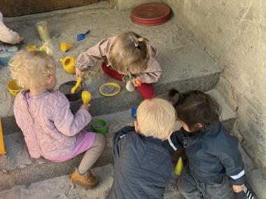 børn der leger på trappen